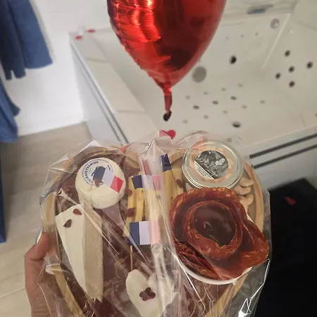 Love hôtel Maison équipée Avec Petit Déjeuner Gratuit - Balnéo- Sauna - Siège Massant Et Pièce Secrète